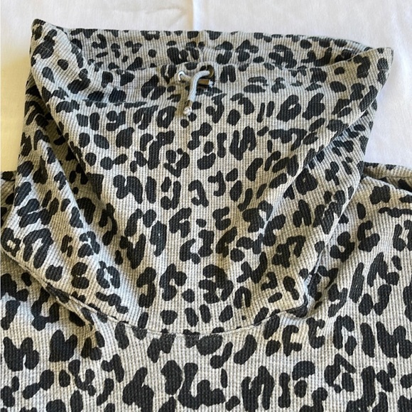 Style & Co Sport 3/4 length sleeve pullover with cowl neckline. Size large - Picture 3 of 5